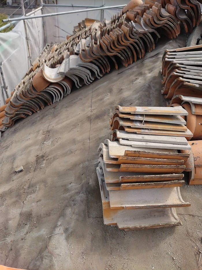 屋根葺き替え工事でモ二エル瓦を撤去している様子