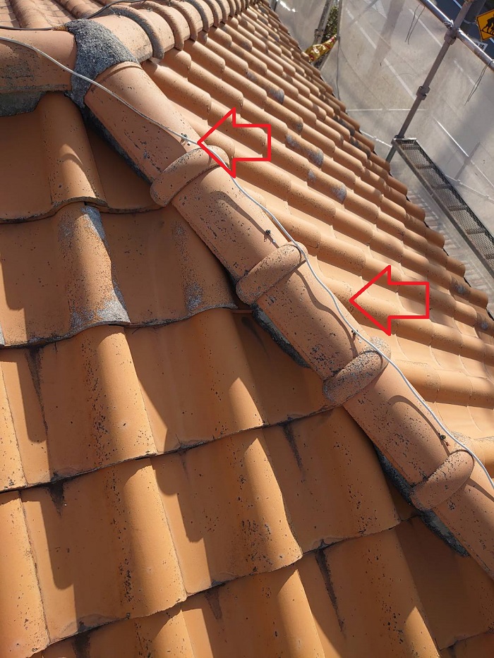 モ二エル瓦の棟を撤去している様子