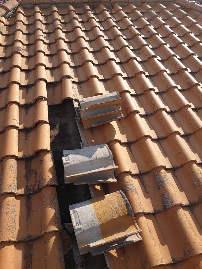 モ二エル瓦を撤去している様子