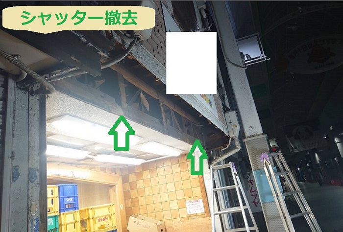 神戸市灘区で店舗のシャッター取り替えを行う現場で撤去作業