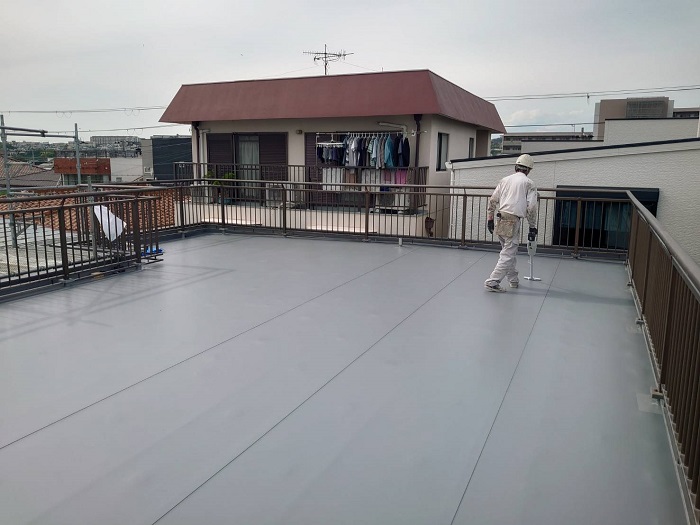 神戸市垂水区でヘーベルハウス戸建ての屋上防水工事として塩ビシートを貼り替えた後の様子