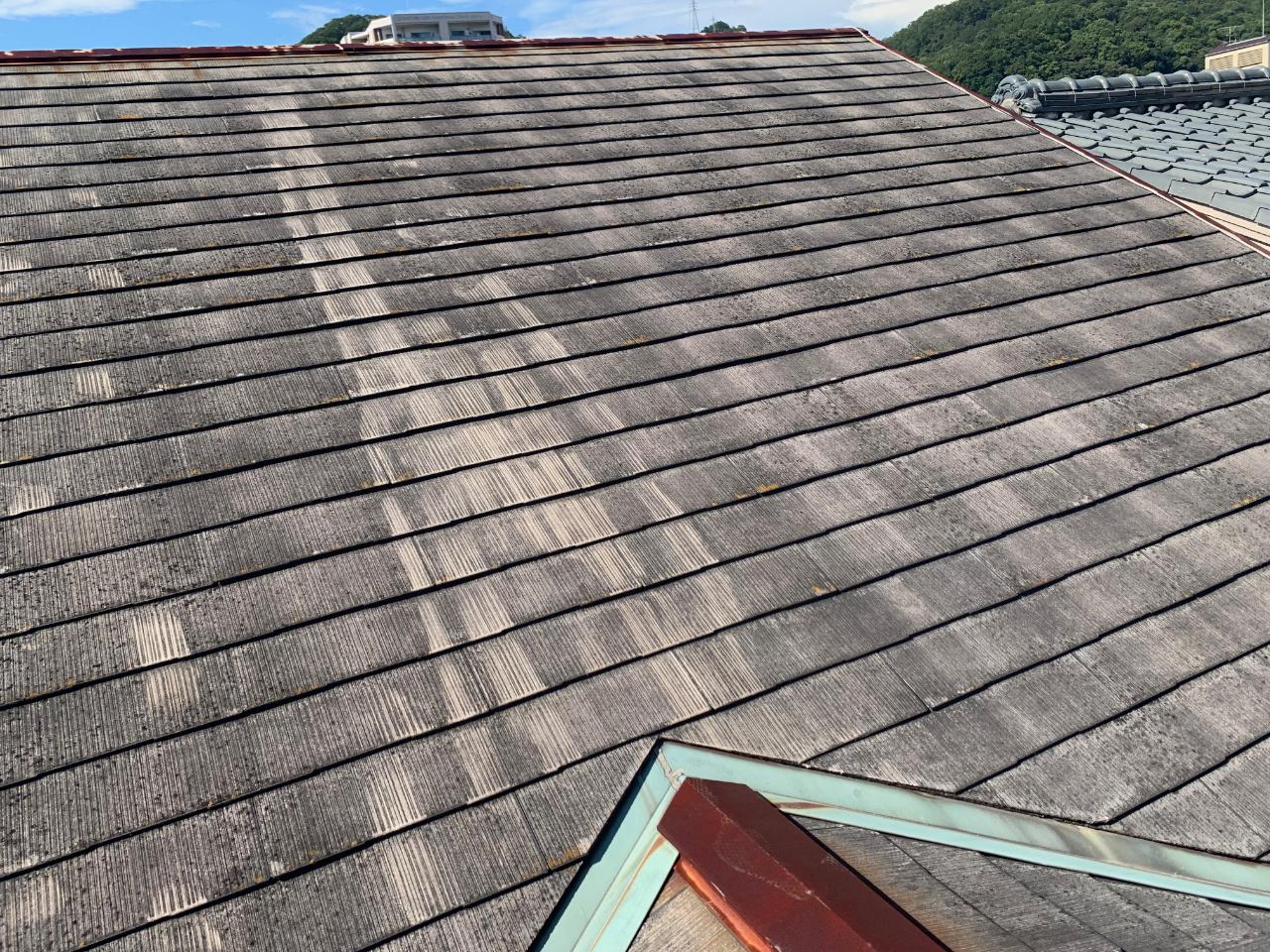 劣化したスレート屋根の様子