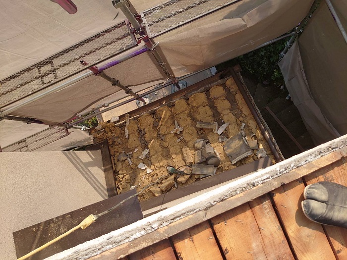 下屋根の瓦屋根も撤去した様子