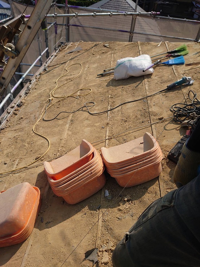 瓦屋根の土を撤去した様子