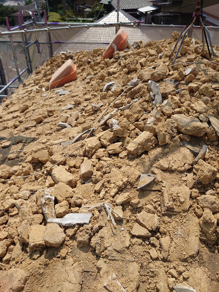瓦屋根撤去後の土の様子