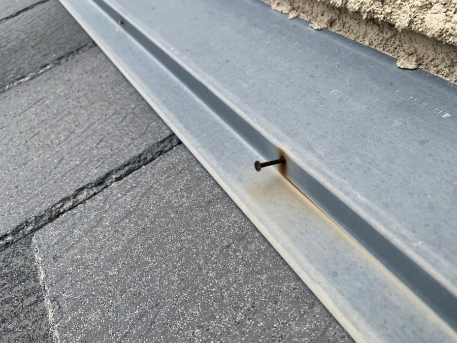 棟板金の釘が浮いている様子
