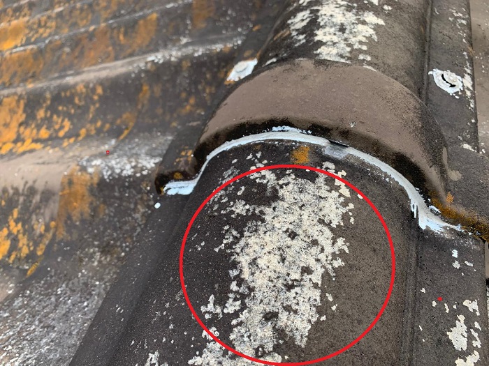 積水瓦Ｕ屋根の表面が剥がれている様子