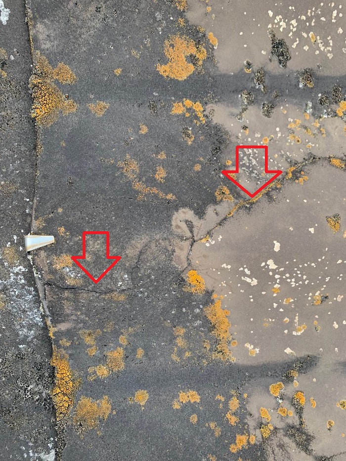 積水瓦Ｕ屋根にヒビが発生している様子