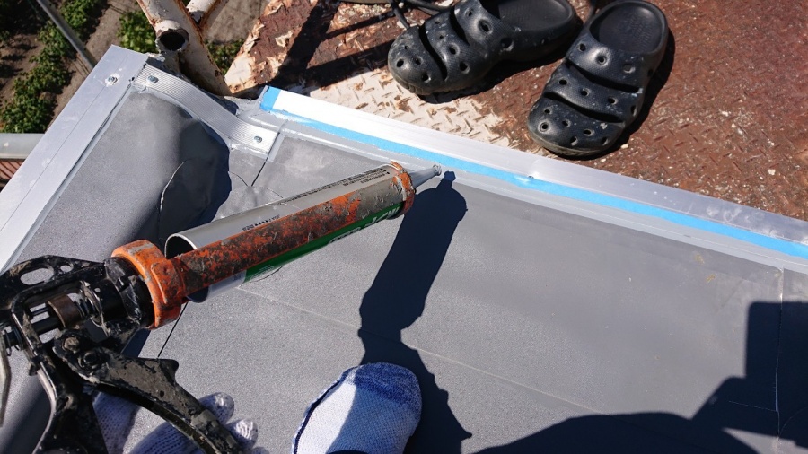 金物部分にシールを打っている様子