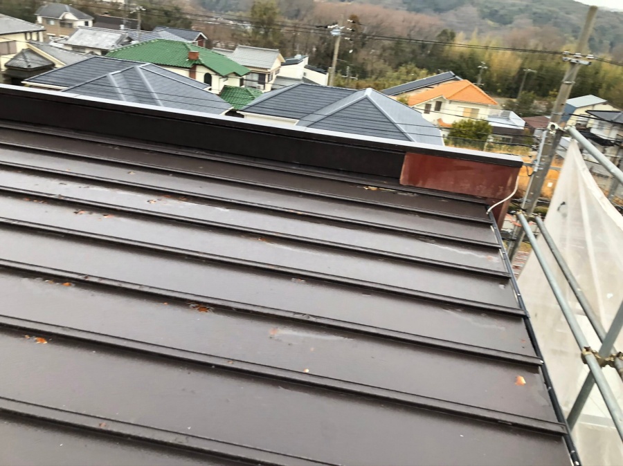 屋根の側面にパラペットが付いている様子