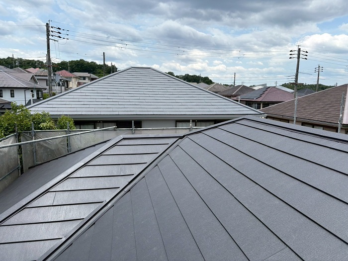 たつの市でアスベスト屋根材へのカバー工事でスーパーガルテクトを葺いた後の様子