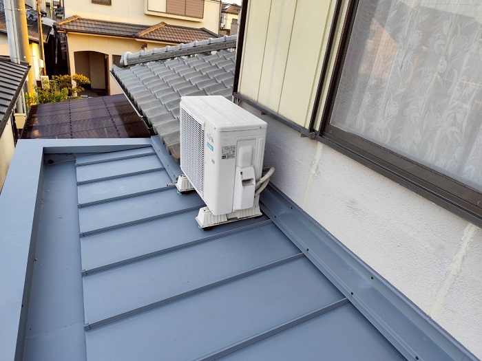 明石市で増築屋根の雨漏り修理として瓦棒の上から立平葺きを行った後の様子