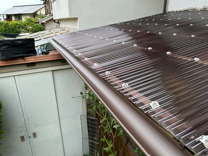 たつの市で雹災害により木造小屋の波板交換としてポリカ波板を貼った後の様子