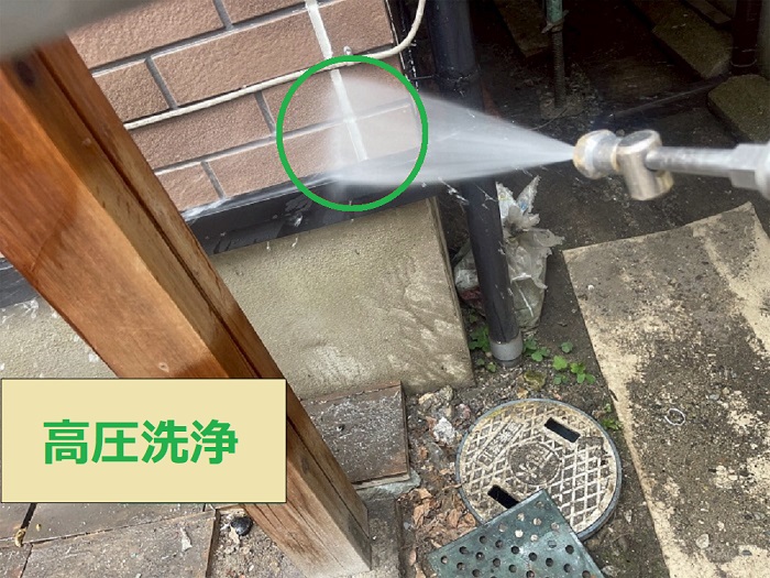 高砂市で外壁塗り替えでサイディングに日本ペイントを使用する現場で高圧洗浄