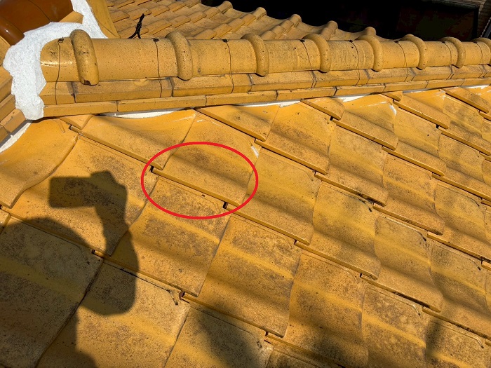 伊丹市で瓦屋根のズレ止め補修としてラバーロック工法を行う前の様子