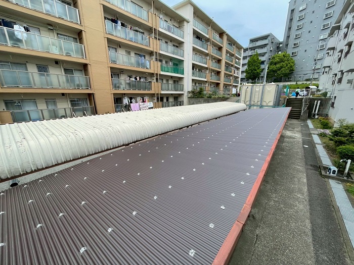 小波鉄板を貼った駐輪場屋根