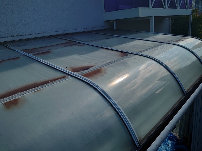 西宮市でサンルーム屋根のアクリル板をポリカーポネード板へ張り替える前の様子