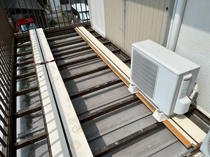 三木市で1階への雨漏り修理としてベランダ床を脱着し防水処理を行った後の様子