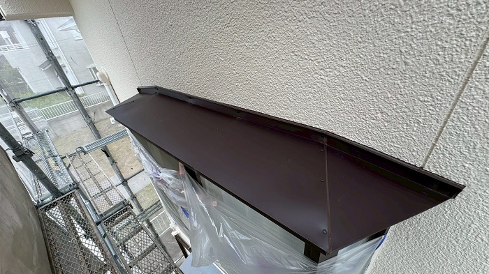 三木市で出窓上の板金補修としてガルバリウム鋼板を使用した後の様子