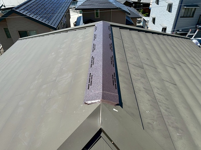 明石市で屋根裏の換気工事として金属屋根の棟板金に換気棟を取り付けた後の様子