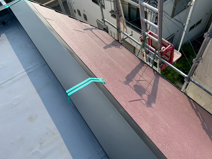 神戸市長田区で斜壁のスレート材へカバー工事を行った後の様子