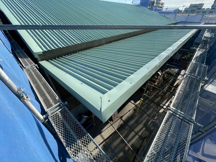 姫路市で工場の大波スレートをカバー工事した後の様子