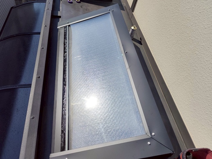 三木市で天窓からの雨漏り修理としてガルバリウム鋼板で低価格に補修した後の様子