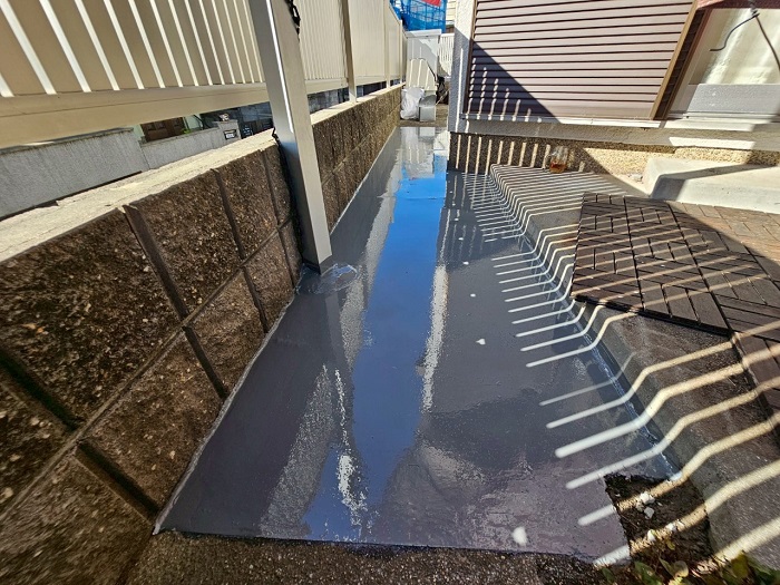 明石市で雨漏り補修として潜り車庫上に部分的な防水工事を行った後の様子