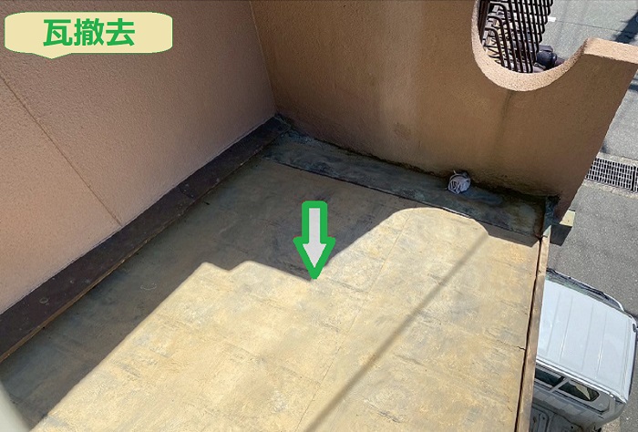 加古郡播磨町で面積８平米の下屋根陶器瓦葺き直し工事を行う現場で瓦撤去