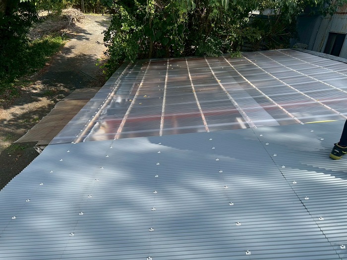 波板を貼り替えた倉庫屋根