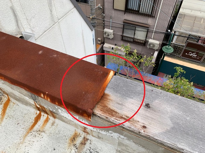 笠木板金が錆びて飛散している様子