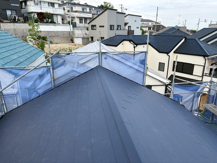 神戸市須磨区で天窓撤去とアスベスト屋根材の葺き替え工事で雨漏り修理を行った後の様子