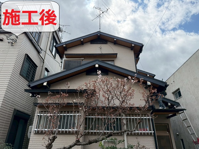 神戸市西区で塗装不可な木製破風板へガルバリウム鋼板をカバーした後の様子