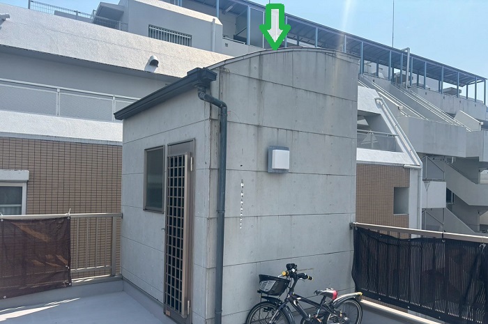 芦屋市で面積10㎡のR型金属屋根を日本ペイントで塗り替える現場の様子