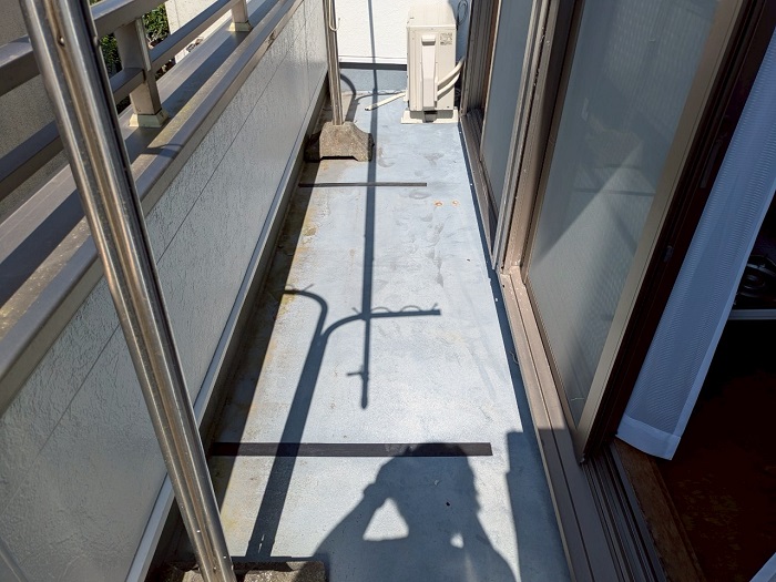 神戸市北区で下地が腐食したベランダＦＲＰ防水の改修を行う前の様子