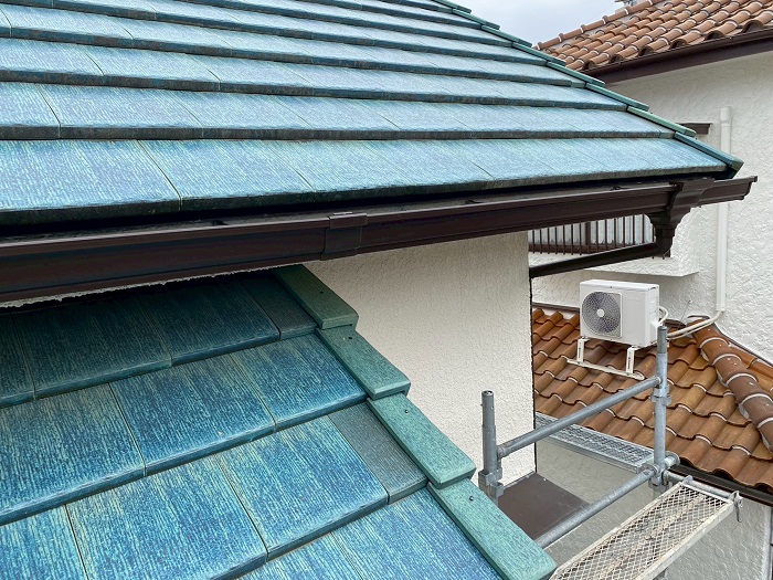 宝塚市で銅板製の雨樋を塩ビ鋼板製に交換し水漏れや勾配不良を解決した後の様子