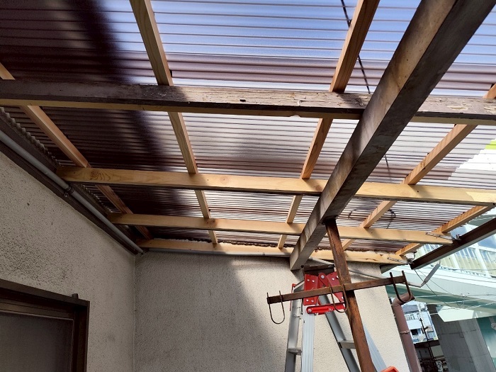 宝塚市で2階ベランダ屋根修理として腐食した木下地の交換とポリカ波板への貼り替えを行った後の様子