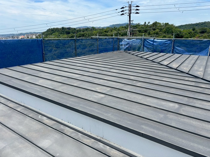 宝塚市で金属屋根への塗装工事を行う前の様子