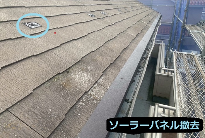 加古川市で施工面積１２５㎡の屋根カバー工法ソーラーパネル有の現場でパネル撤去