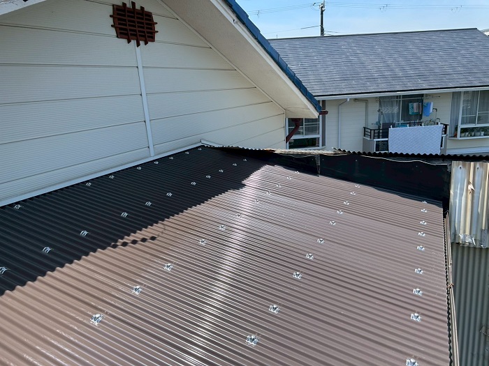 相生市で高耐久な小波鉄板を用いてベランダ屋根の塩ビ製波板を張り替えた後の様子