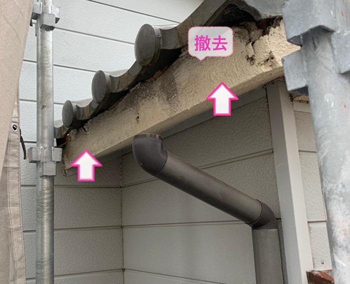 加東市の雨樋の補修工事で既存の雨樋と固定金具を撤去している様子