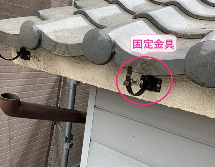 加東市の雨樋の補修工事で新しい固定金具を取り付けている様子