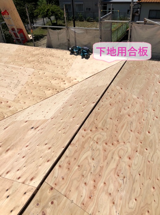 三木市の屋根工事で下地用合板を取り付けた様子