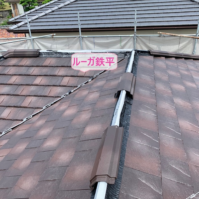三木市の屋根工事でルーガ鉄平を葺いている様子