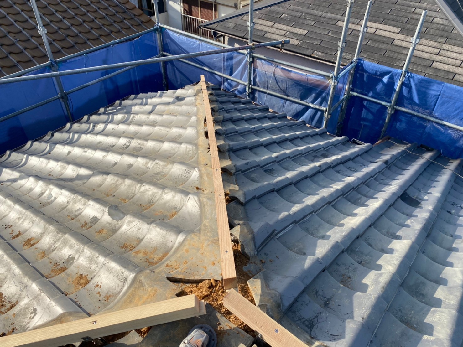 三木市での棟瓦積み替え工事で棟瓦の下地となる垂木を取り付けた様子