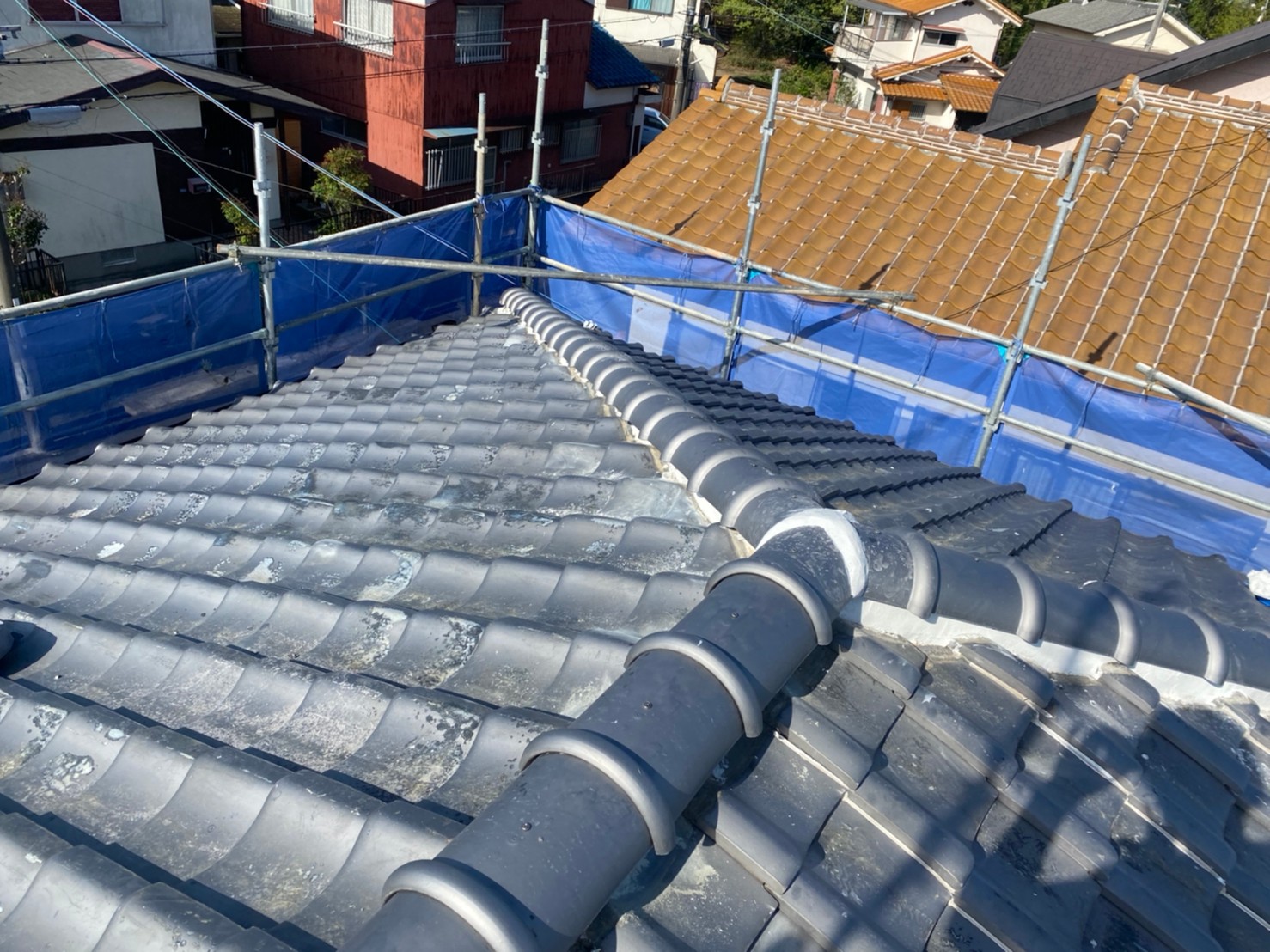 三木市での棟瓦積み替えが完了した様子