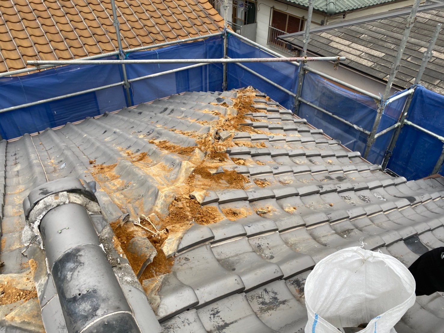 三木市での瓦屋根修理で棟瓦を撤去した様子