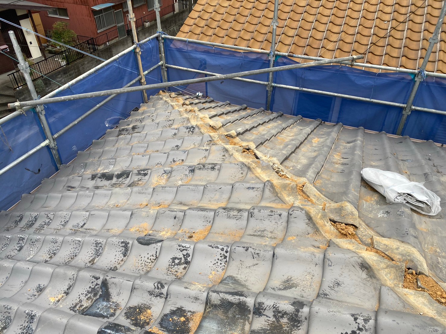 三木市での棟瓦積み替え工事で棟瓦を撤去した様子