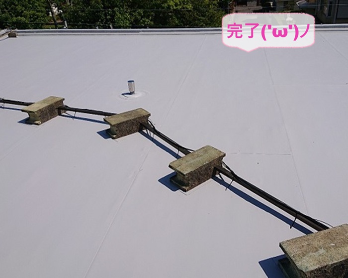 三田市の陸屋根でビュートップシートを用いた防水リニューアルが完了した現場の様子