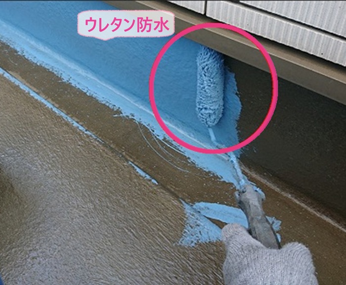 バルコニー床の防水改修でウレタン防水を塗っている様子